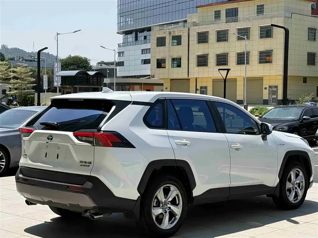 Toyota RAV4 — фото 3
