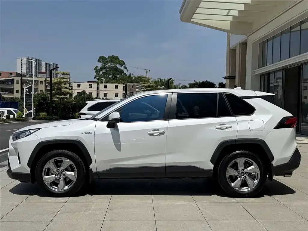 Toyota RAV4 — фото 5