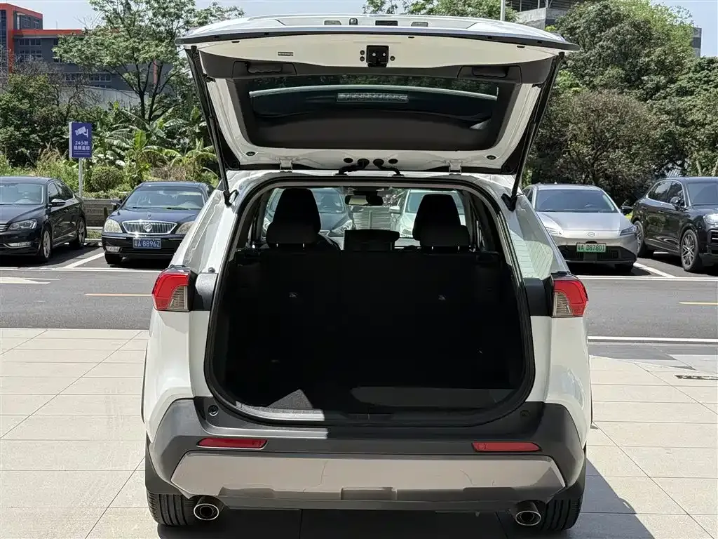 Toyota RAV4 — фото 9