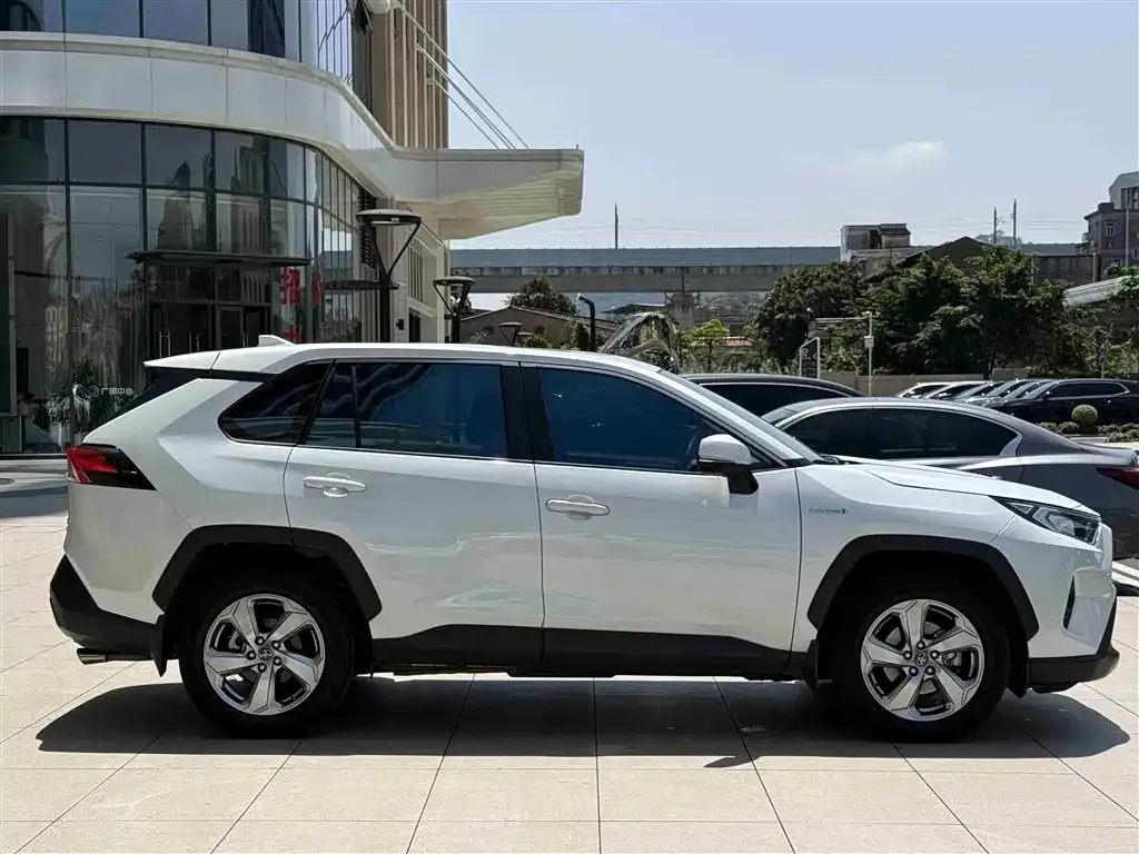 Toyota RAV4 — фото 7
