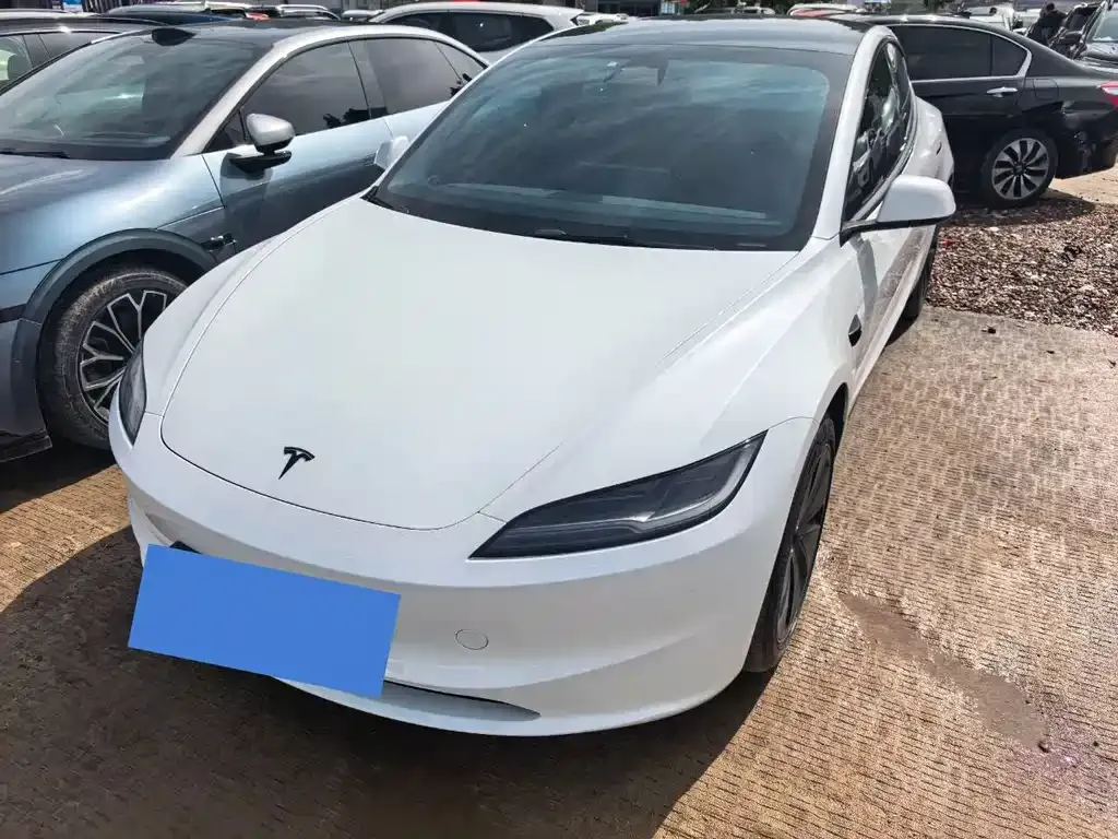 Tesla Model 3 — фото 1