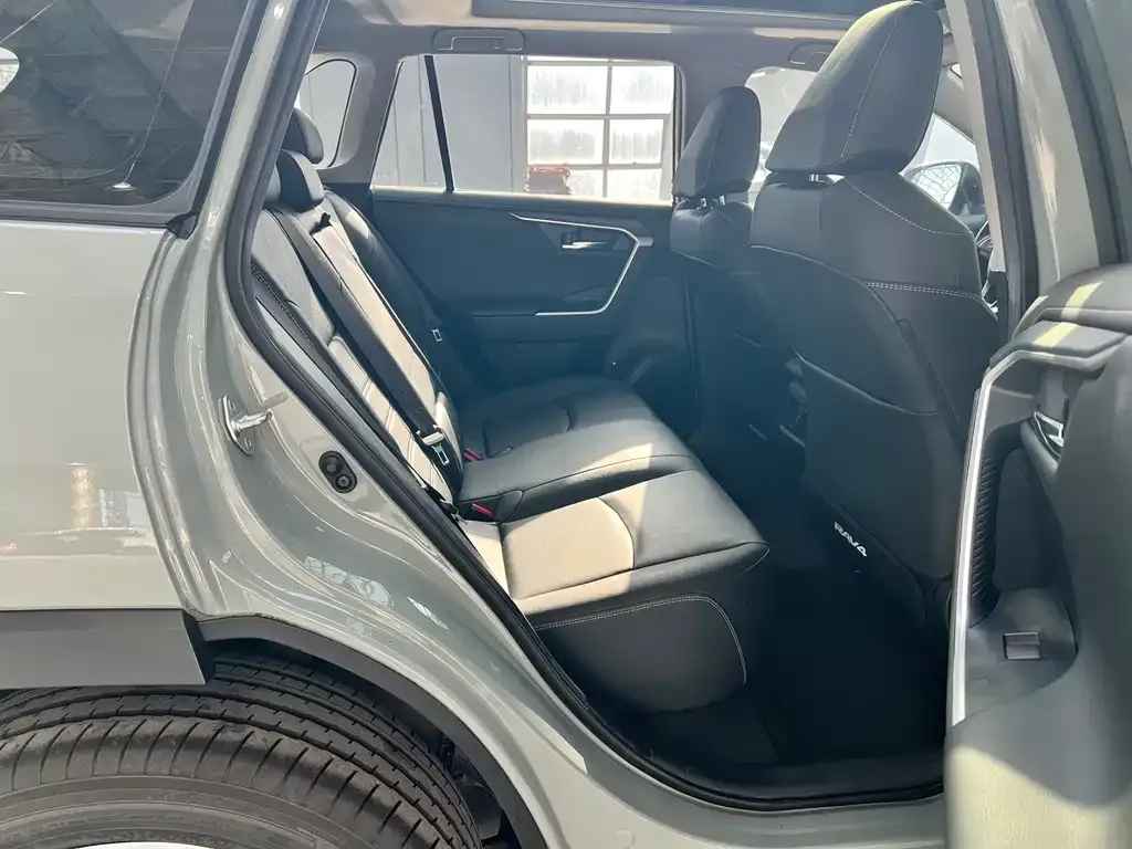 Toyota RAV4 — фото 2