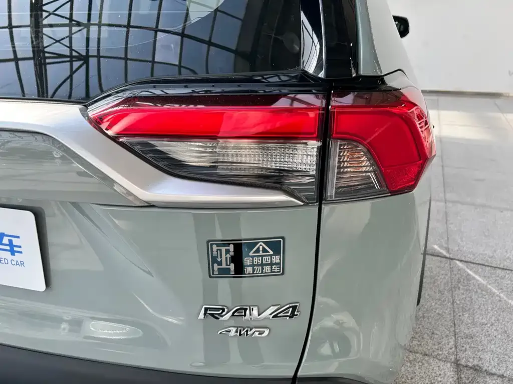 Toyota RAV4 — фото 10