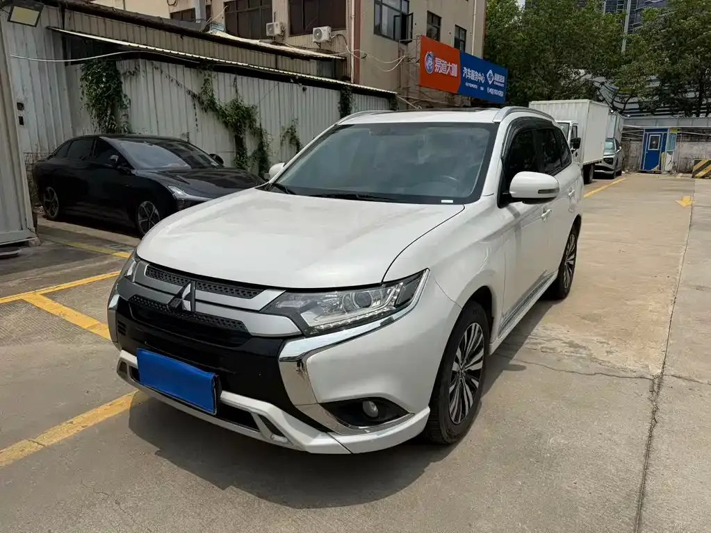 Mitsubishi Outlander — фото 1