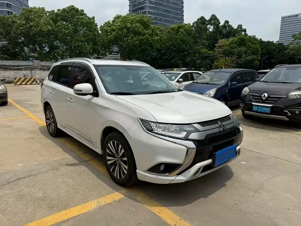 Mitsubishi Outlander — фото 9