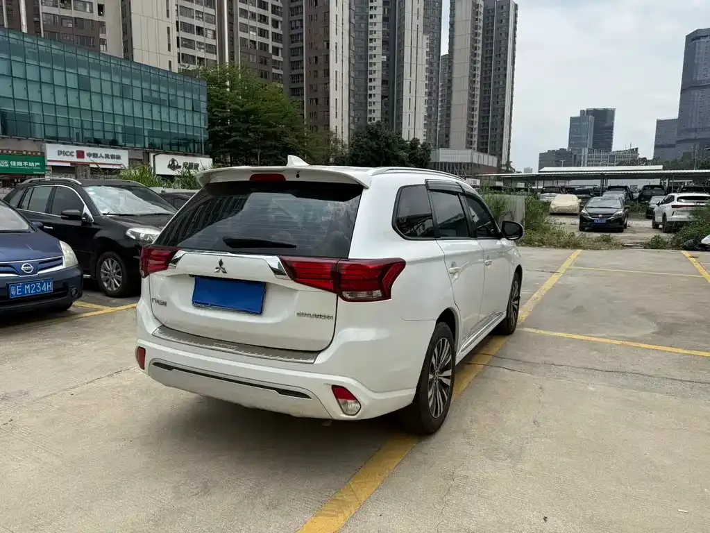 Mitsubishi Outlander — фото 10