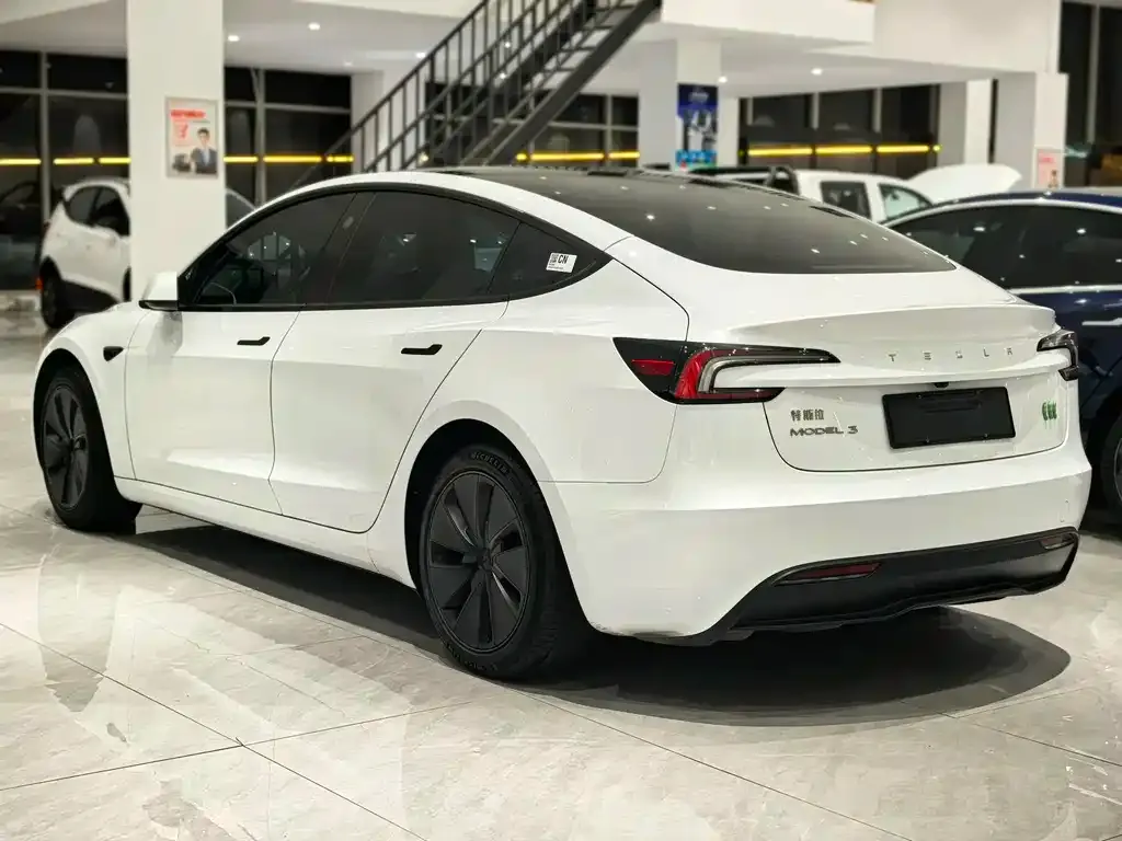 Tesla Model 3 — фото 7