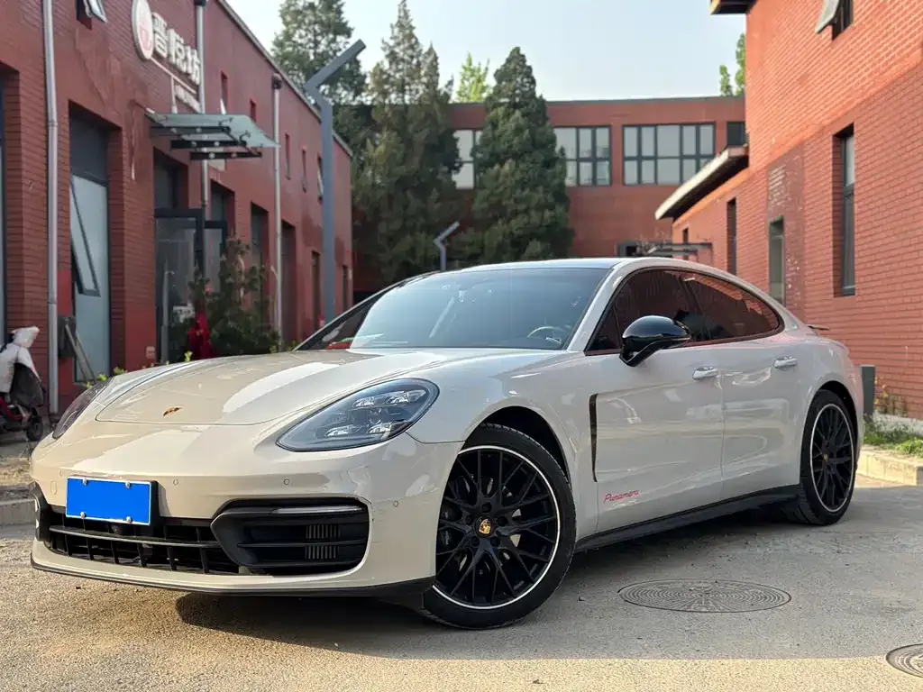 Porsche Panamera — фото 1