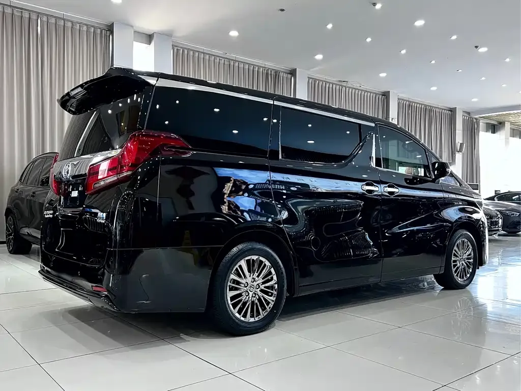 Toyota Alphard — фото 4
