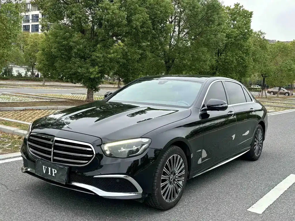 Mercedes-Benz E-Class — фото 1