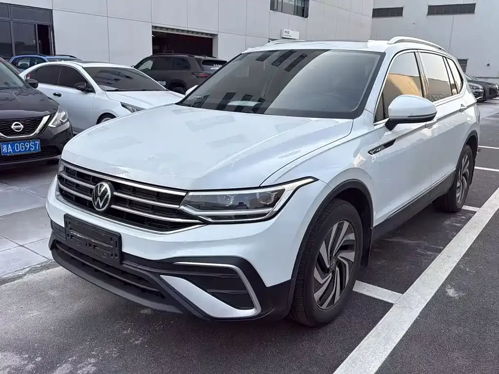 Volkswagen Tiguan L — фото 1