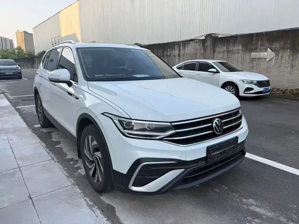 Volkswagen Tiguan L — фото 7