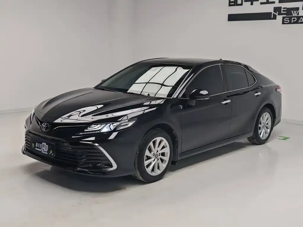 Toyota Camry — фото 1