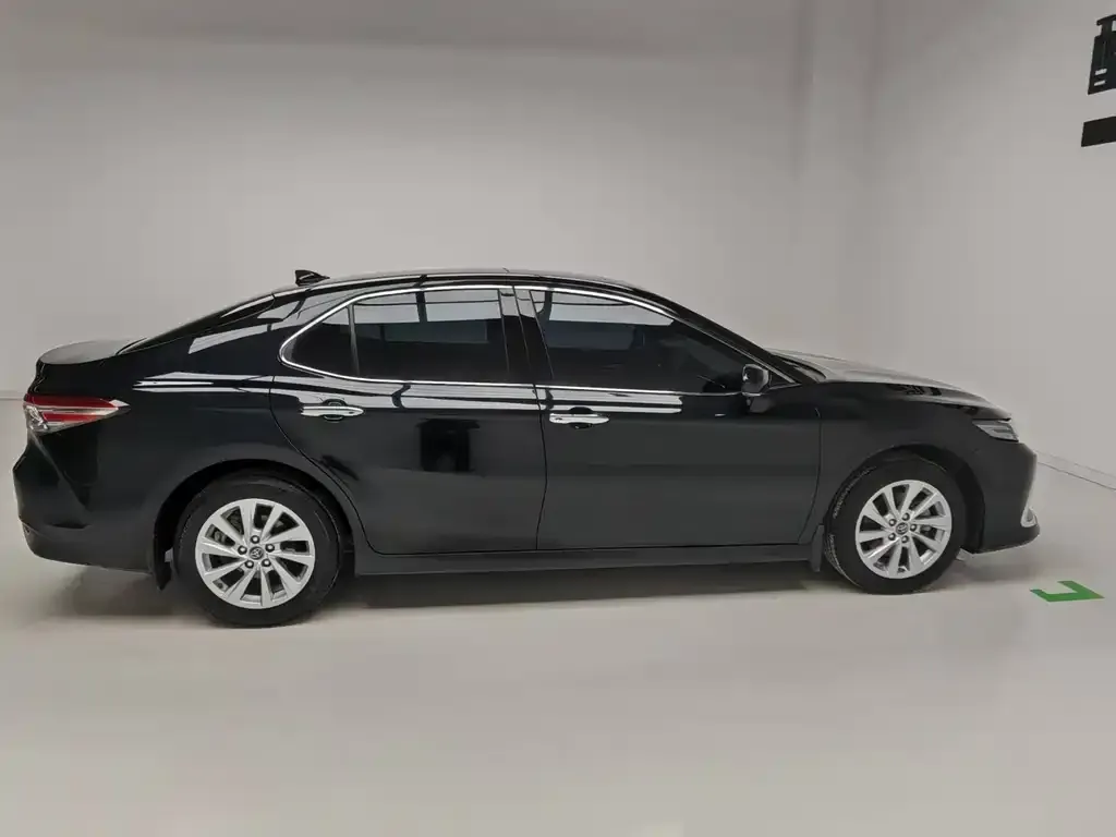 Toyota Camry — фото 5