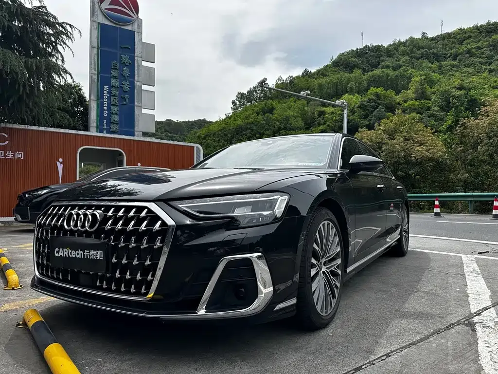 Audi A8 — фото 1