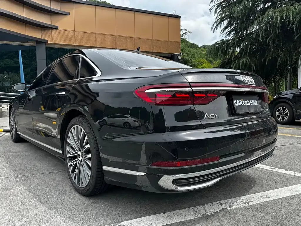 Audi A8 — фото 9