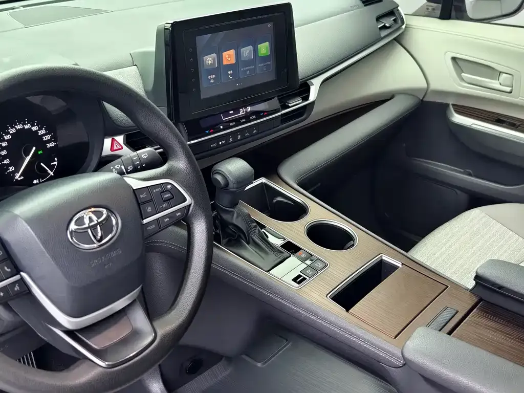 Toyota Sienna — фото 7