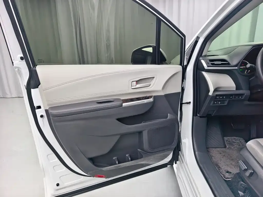 Toyota Sienna — фото 6