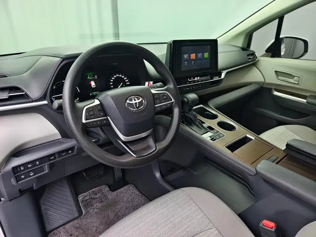 Toyota Sienna — фото 9
