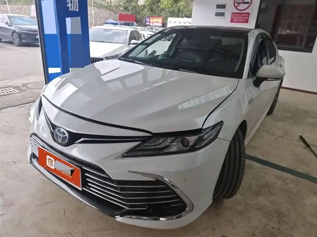 Toyota Camry — фото 1