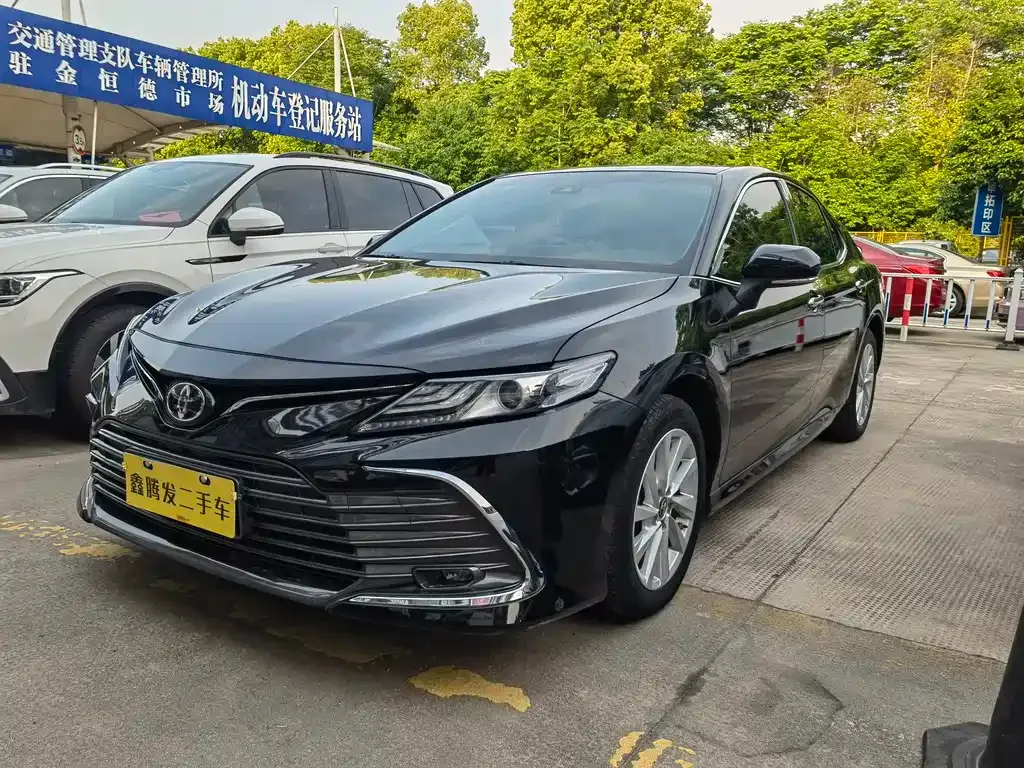 Toyota Camry — фото 1
