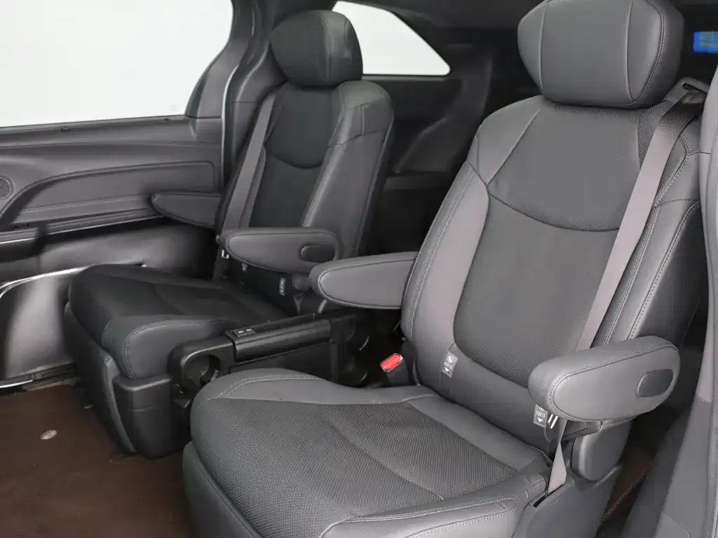 Toyota Sienna — фото 5