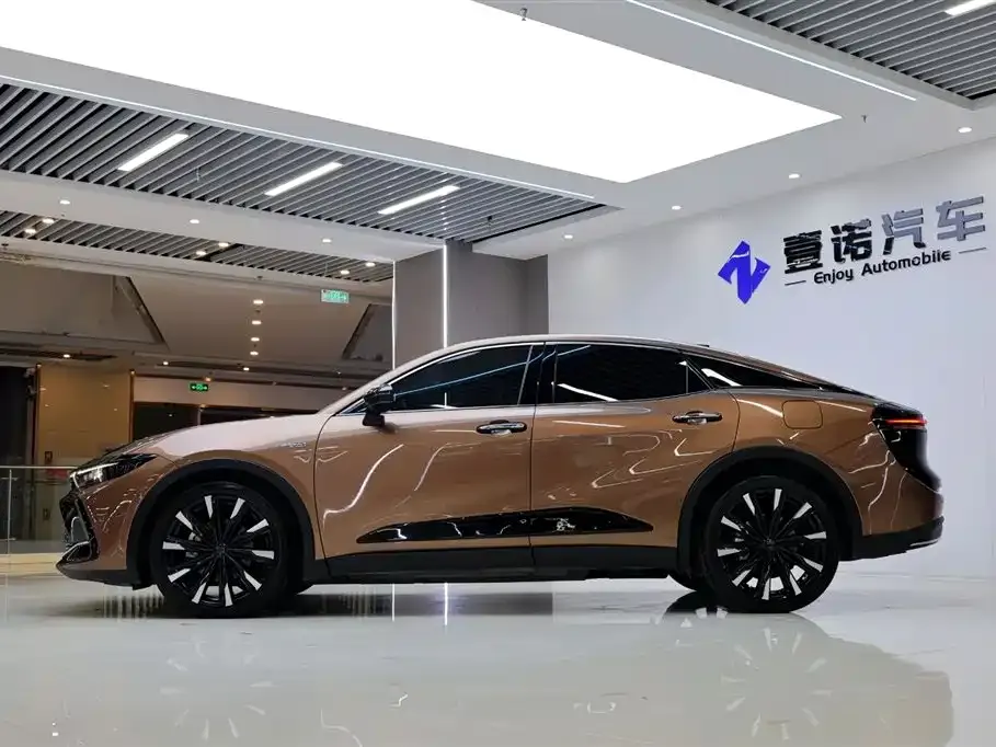 Toyota Crown SportCross 2024 из CN, фото 10