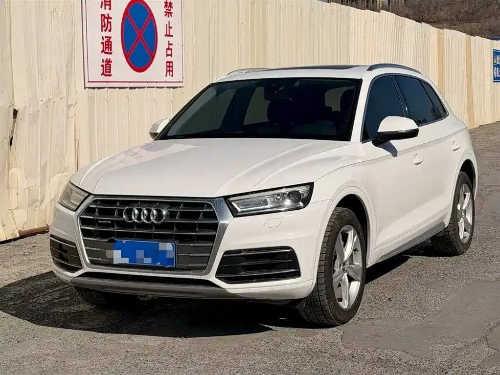 Audi Q5L — фото 1
