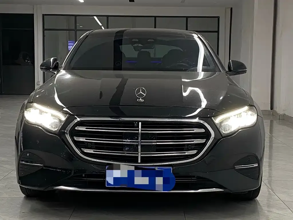 Mercedes-Benz E-Class — фото 1