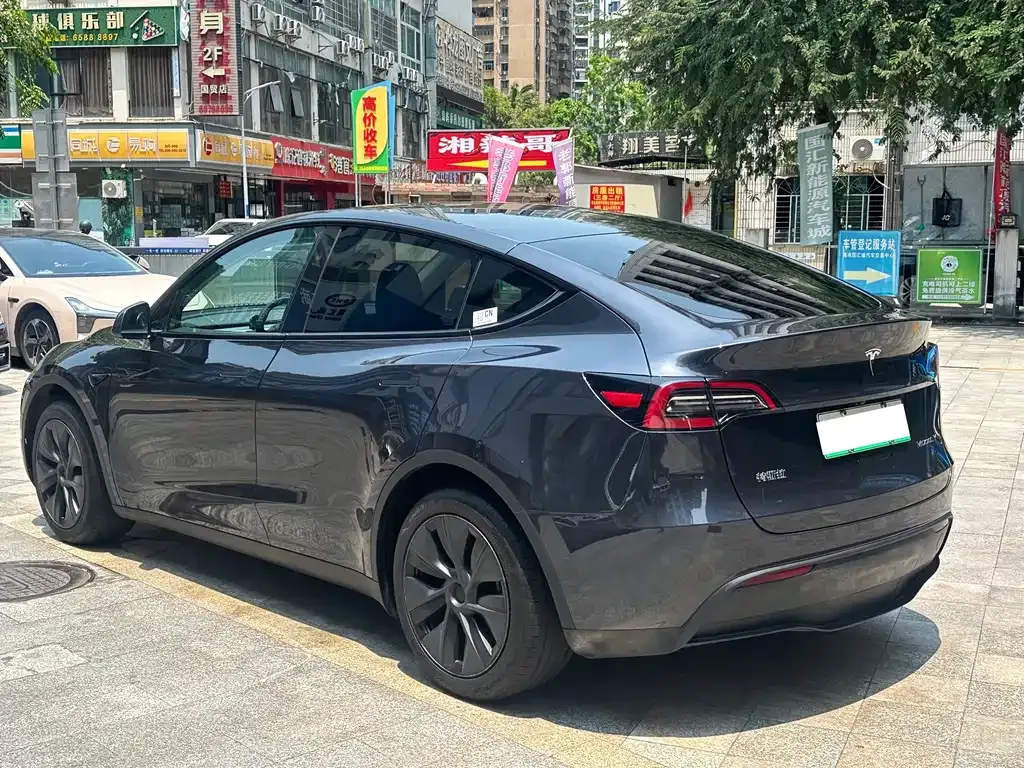 Tesla Model Y — фото 9