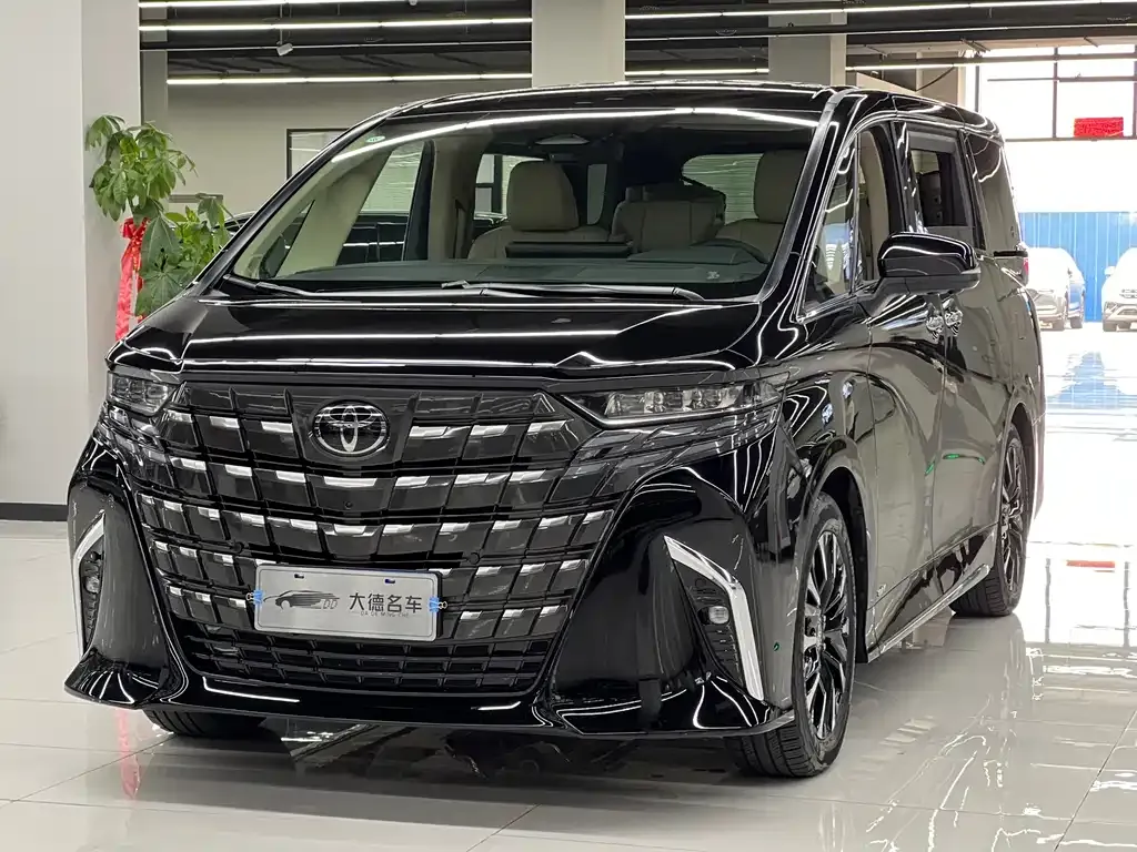 Toyota Alphard — фото 1