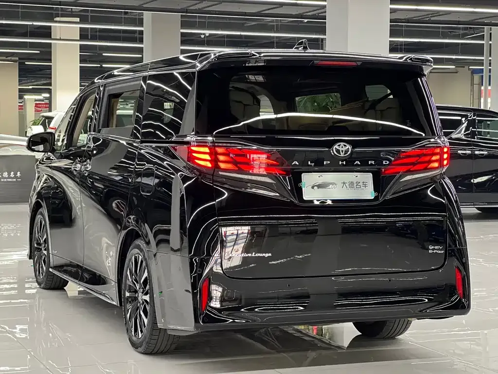 Toyota Alphard — фото 6