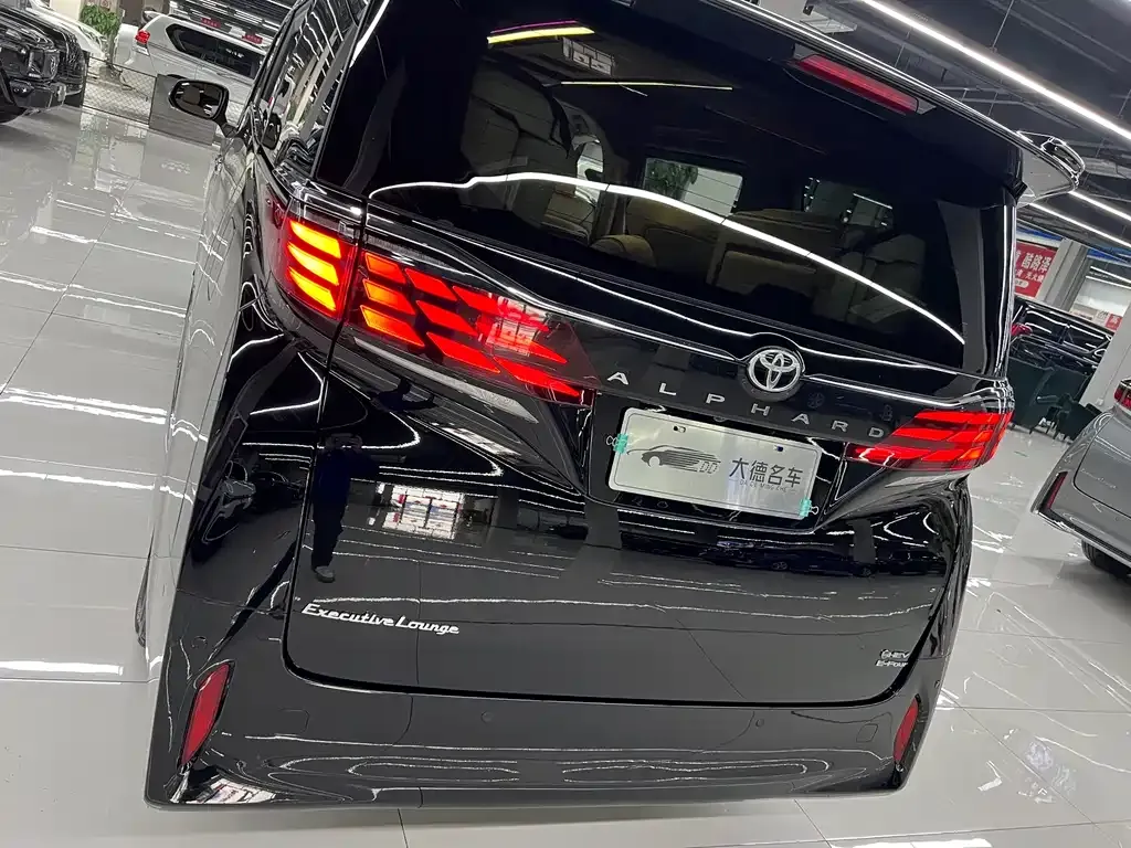 Toyota Alphard — фото 9