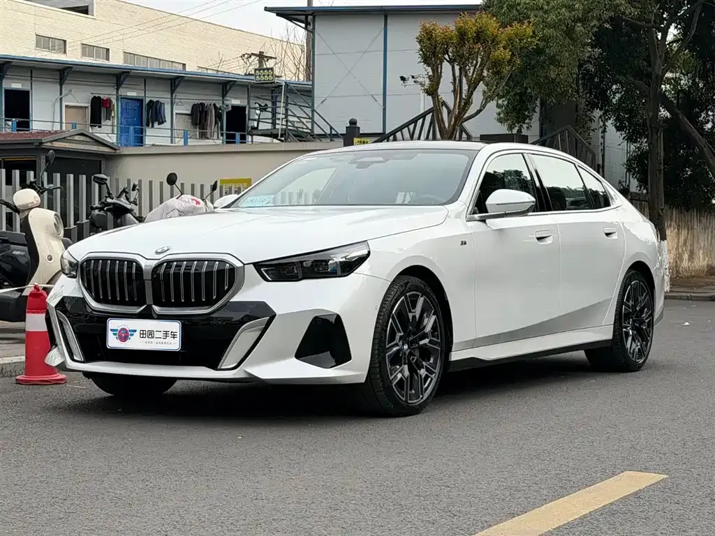 BMW 5 Series — фото 1