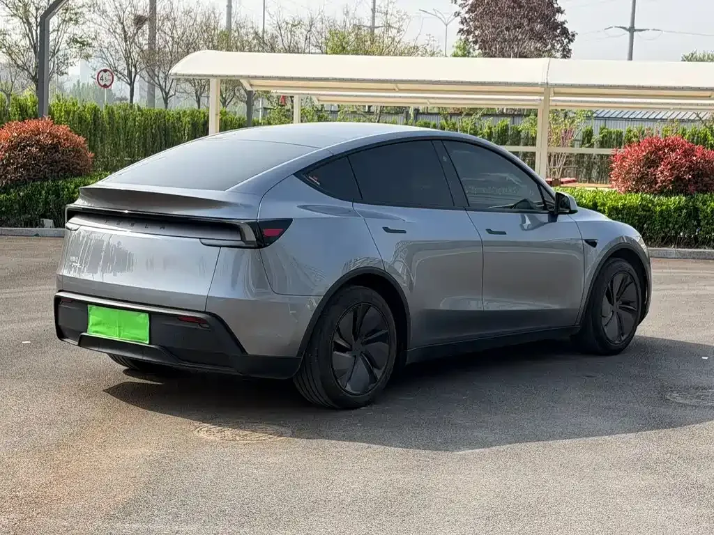Tesla Model Y — фото 10