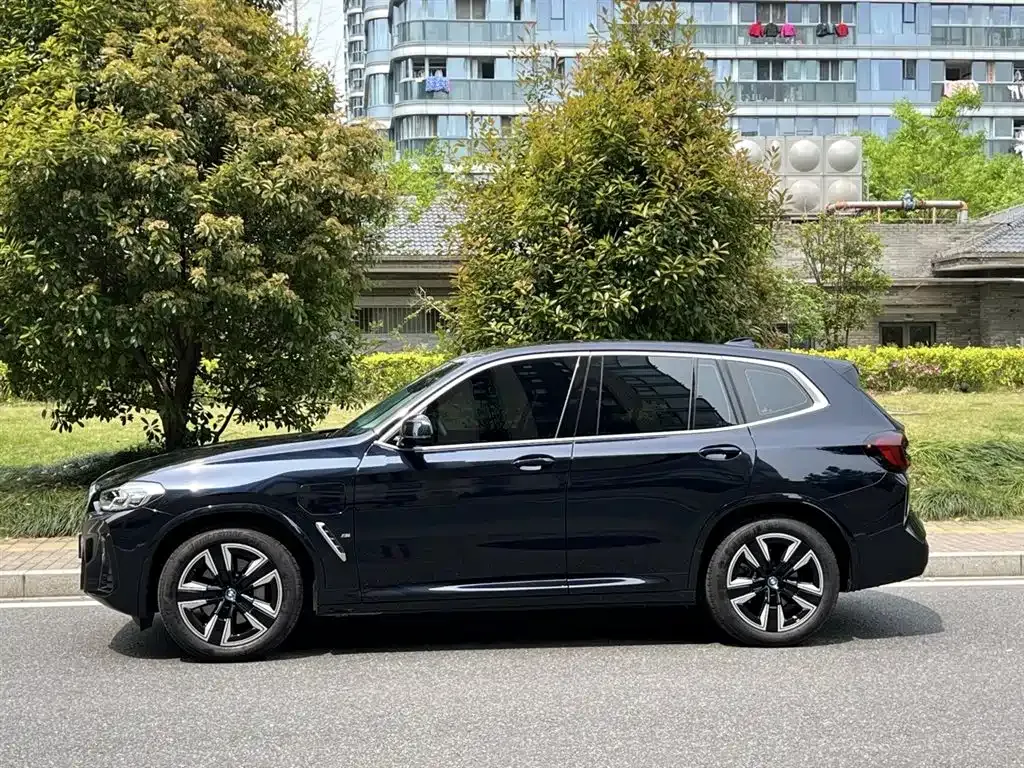 BMW iX3 — фото 10