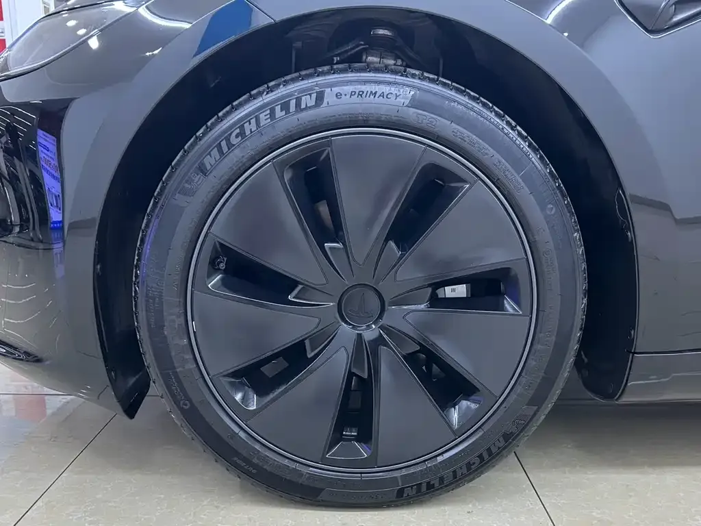 Tesla Model 3 — фото 10