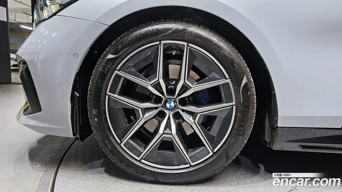 BMW 5-Series — фото 10