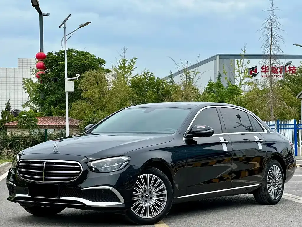 Mercedes-Benz E-Class — фото 1
