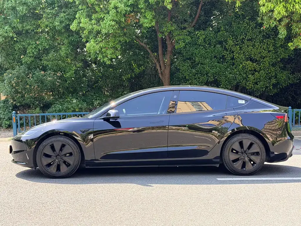Tesla Model 3 — фото 9