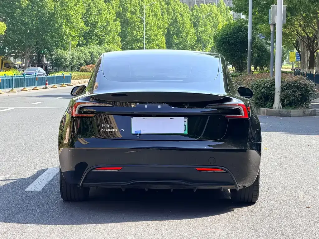 Tesla Model 3 — фото 8