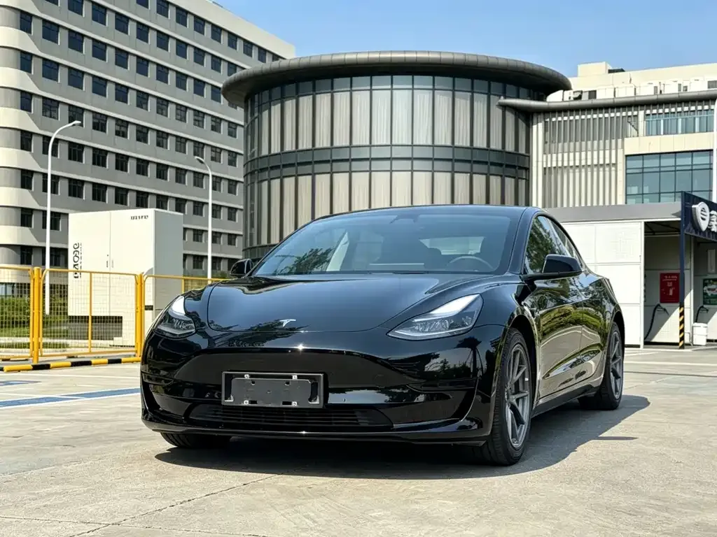 Tesla Model 3 — фото 1