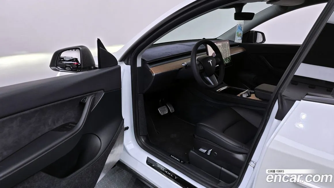 Tesla Model Y — фото 10