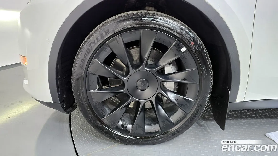 Tesla Model Y — фото 6