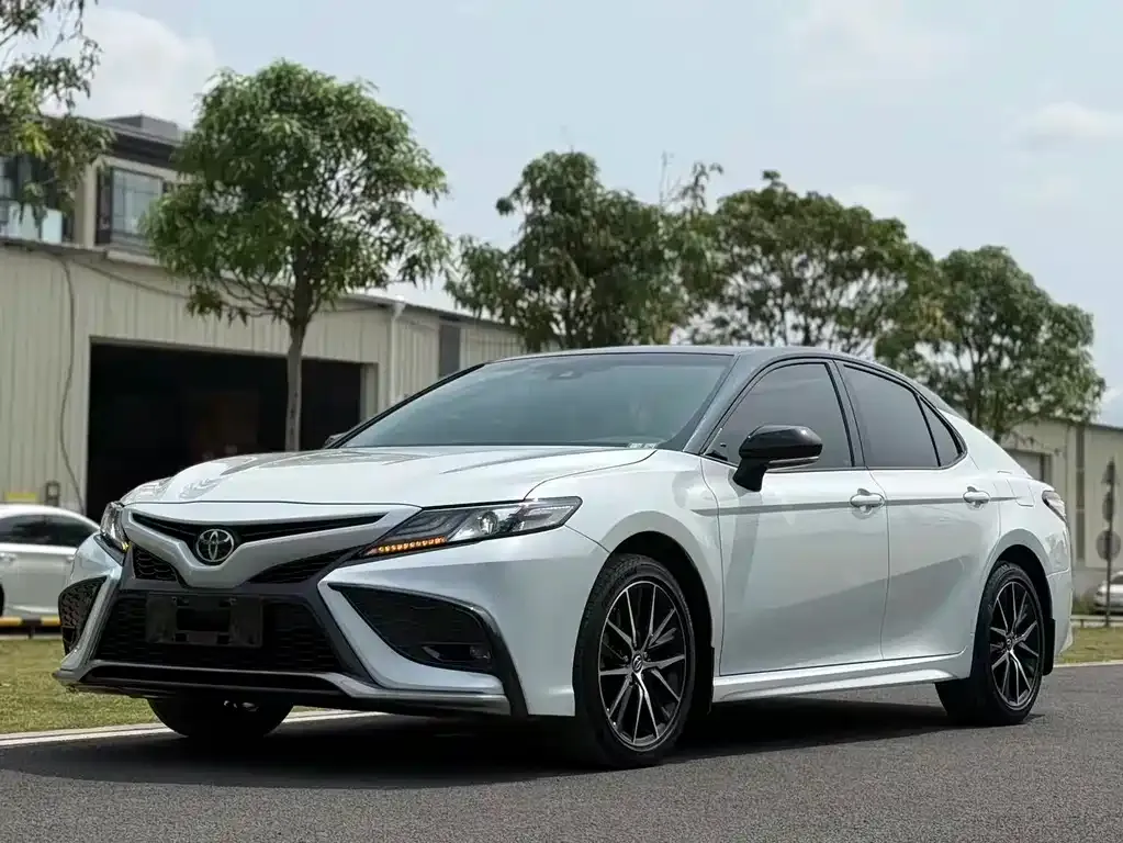 Toyota Camry — фото 1