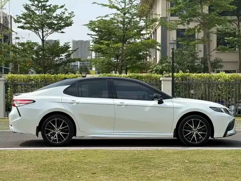 Toyota Camry — фото 10