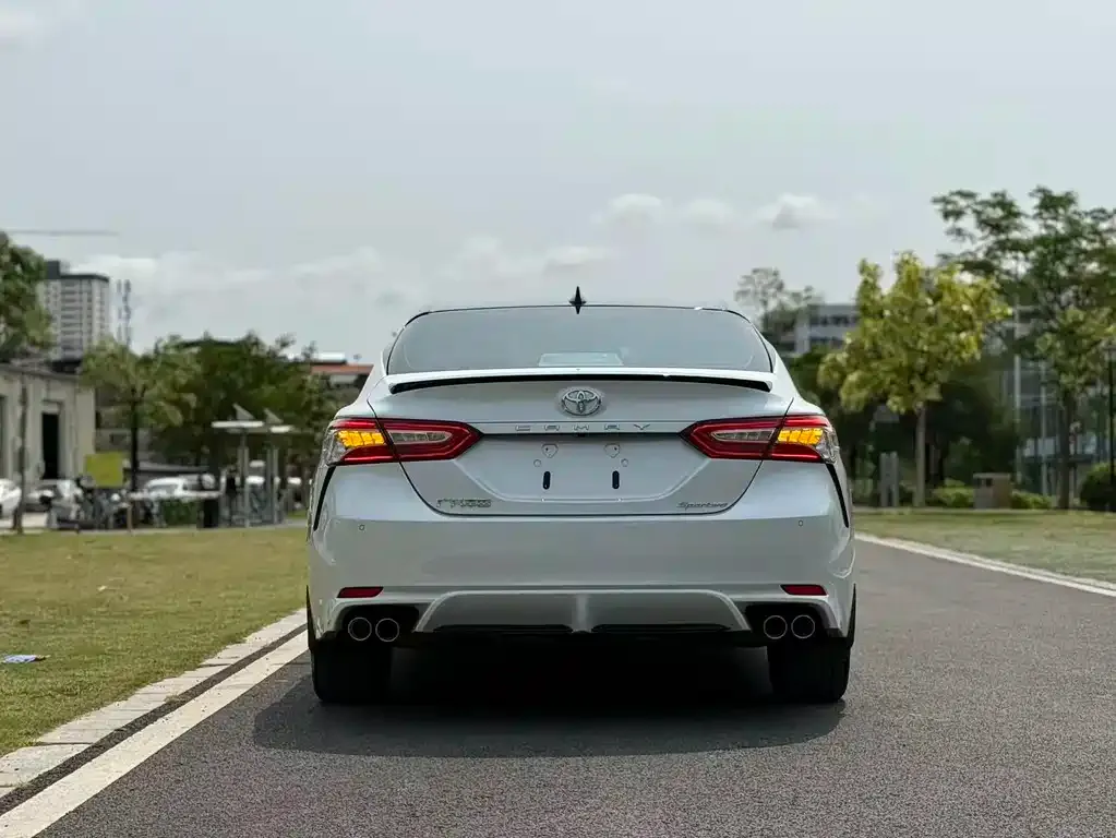 Toyota Camry — фото 2