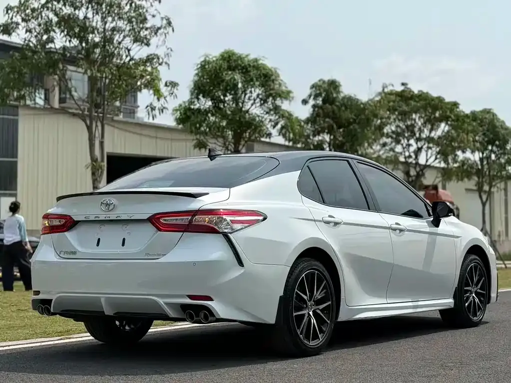 Toyota Camry — фото 5