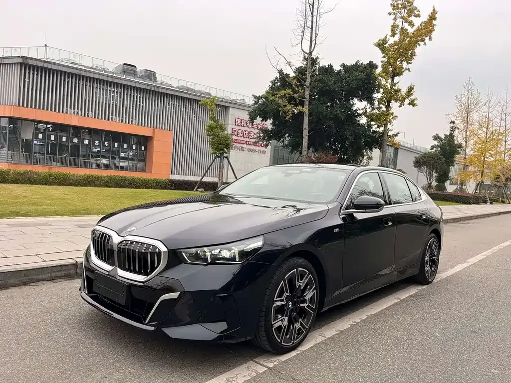 BMW 5 Series — фото 1