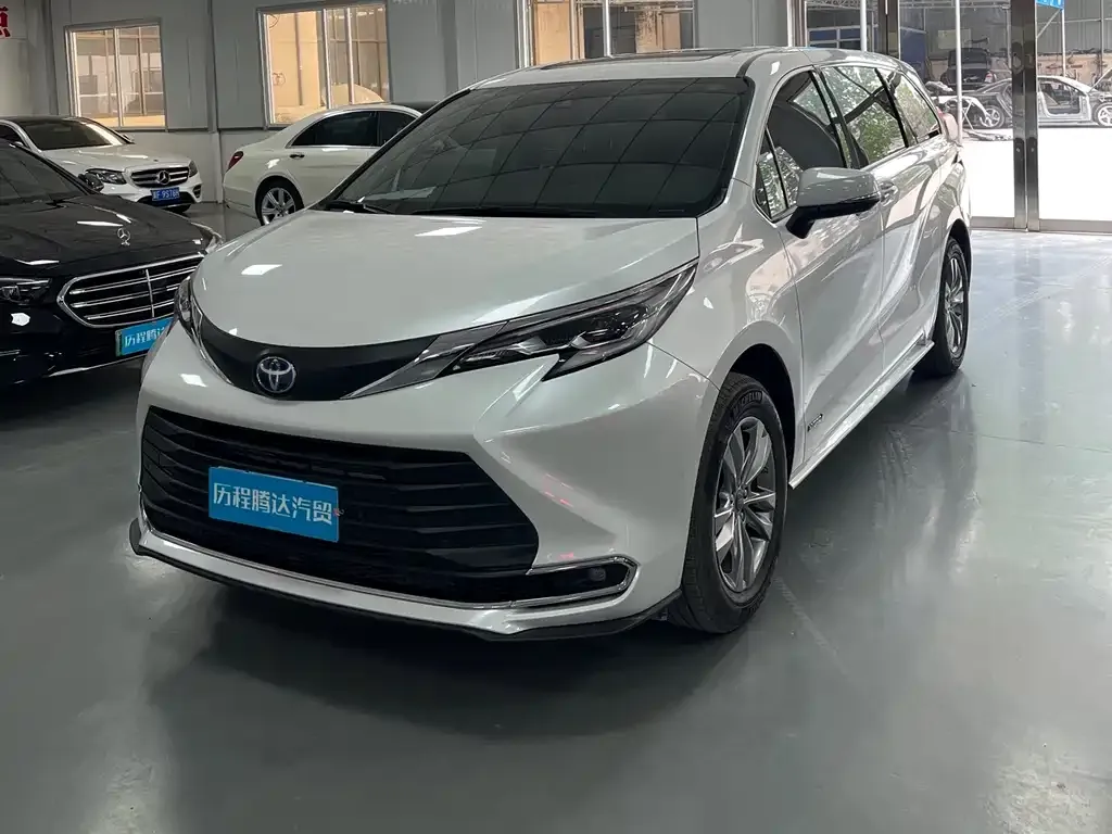 Toyota Sienna — фото 1